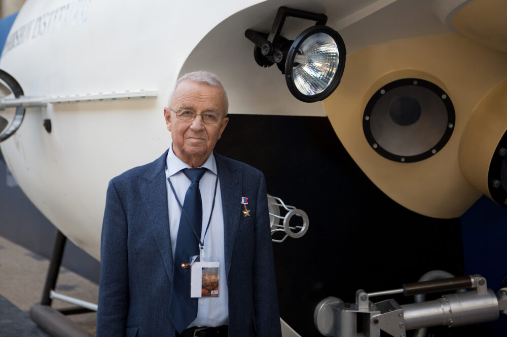 Anatoly Sagalevich, l'explorateur russe devant le sous-marin MIR