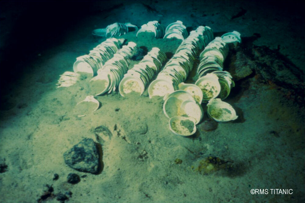 Vaisselle du Titanic, posée sur le sol aux abords de l'épave